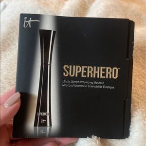 IT Cosmetics Superhero elastic stretch volumizing mascara